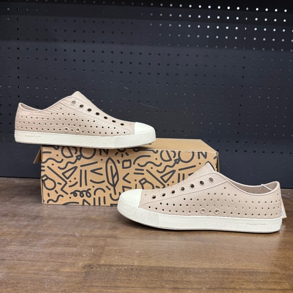 New W/ Box! Men's Native Shoes Jefferson Slip On Comfy Tan Cream Sneakers - Picture 2 of 5